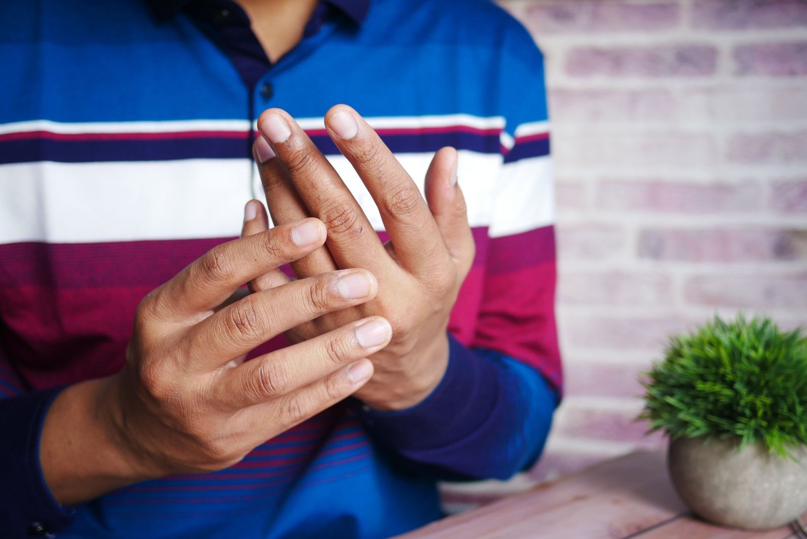 Hand cramps are quite frequent. (Image via Unsplash/ Toqfiqu Barbhuiya)