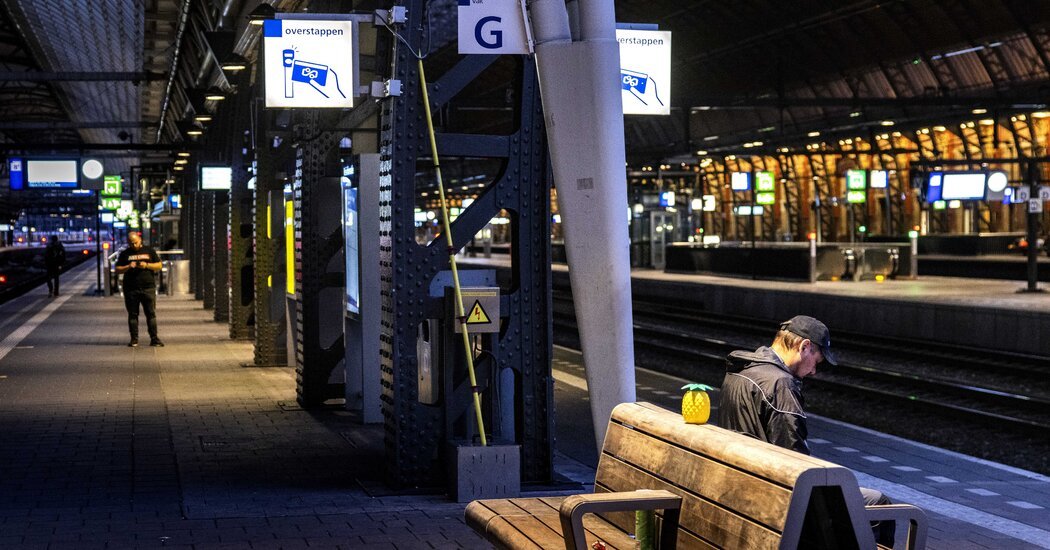 Amsterdam Train Service Resumes After Disruption, but Problems Remain