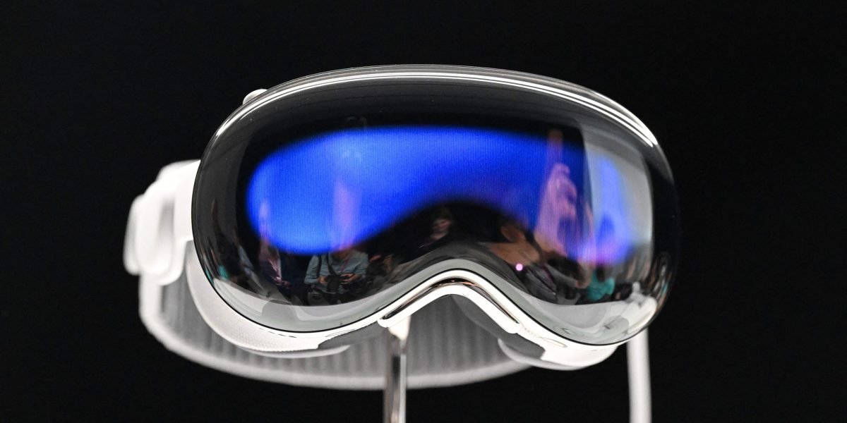 Here's what wearing Apple’s Vision Pro virtual reality goggles is really like