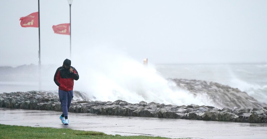 Winter Storm Sweeps Britain, Posing ‘Danger to Life’ in Coastal Areas